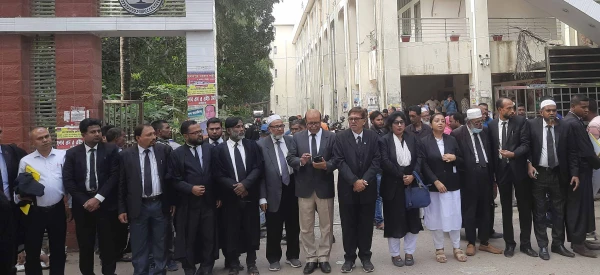 চট্ট্রগামে আইনজীবি হত্যার প্রতিবাদে এবং বিচারের দাবিতে বাগেরহাটে মানববন্ধন-বিক্ষোভ